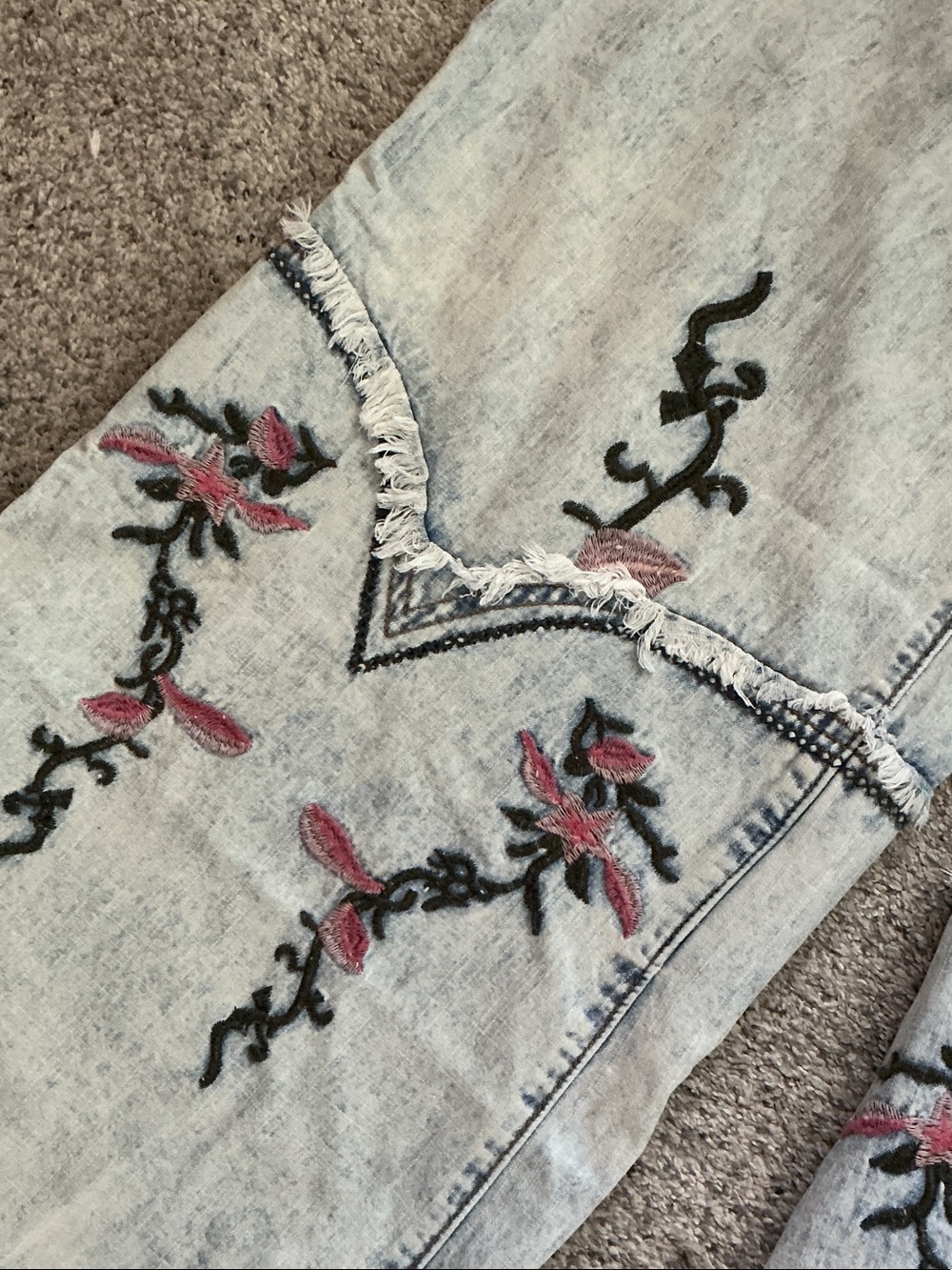 New POL Embroidered Wide-Leg Jeans ~ Light Wash - Picture 12 of 14